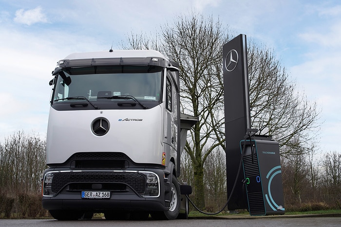 Daimler Truck baut halböffentliches Ladenetzwerk für Lkw auf – erste Pilotkunden erfolgreich gestartet