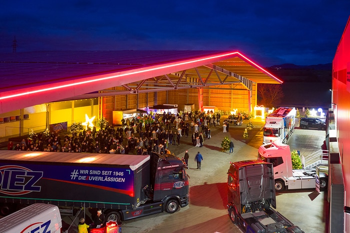 Daimler Truck baut halböffentliches Ladenetzwerk für Lkw auf – erste Pilotkunden erfolgreich gestartet
