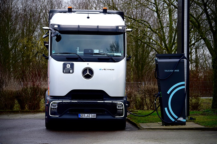 Daimler Truck baut halböffentliches Ladenetzwerk für Lkw auf – erste Pilotkunden erfolgreich gestartet