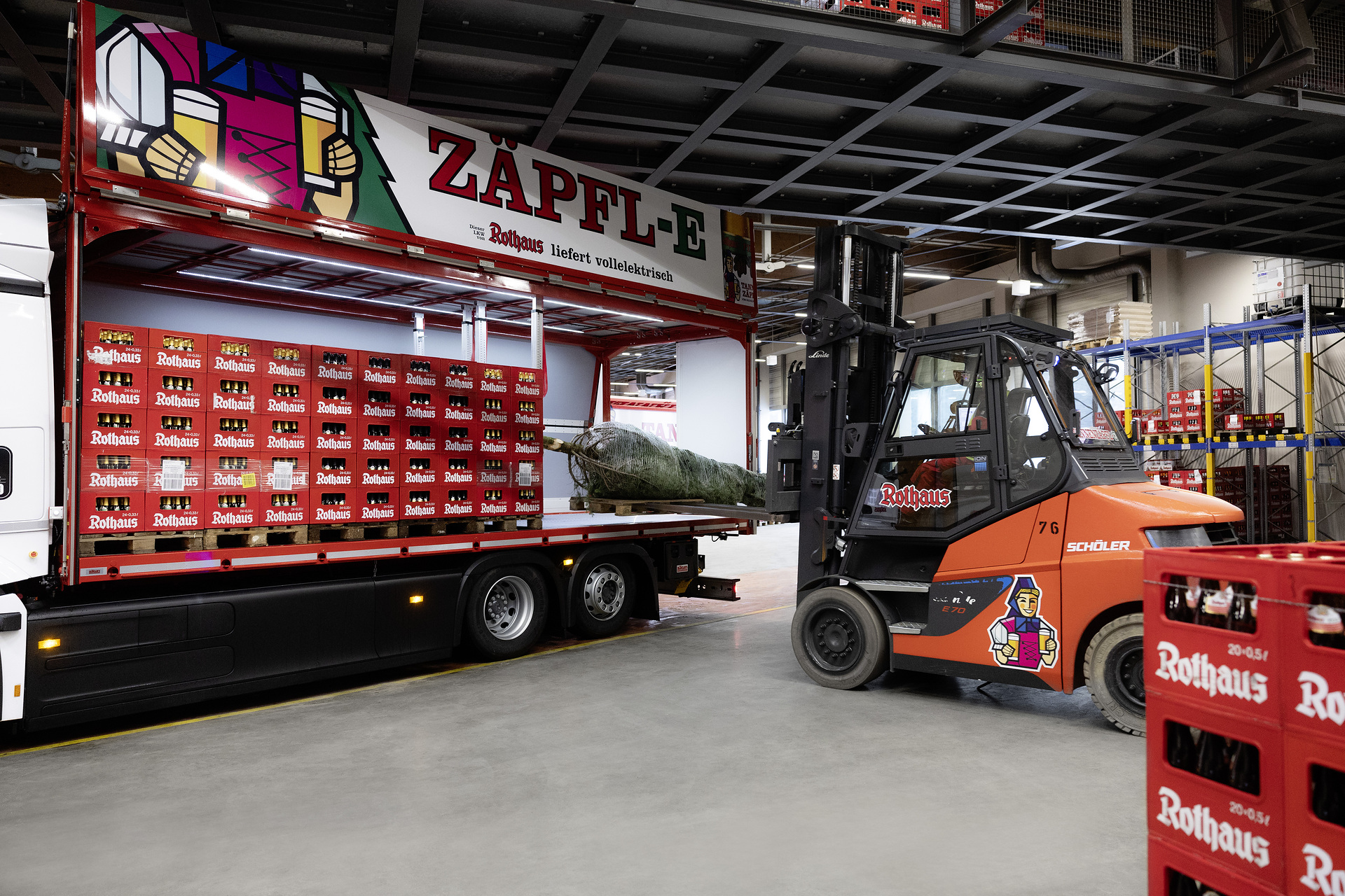 Electric power for the holiday season: Rothaus Brewery transports black forest fir to Brussels with the eActros 600