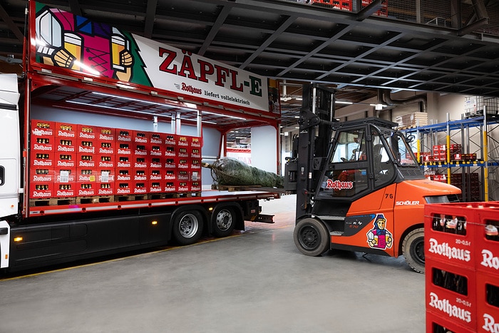 Electric power for the holiday season: Rothaus Brewery transports black forest fir to Brussels with the eActros 600