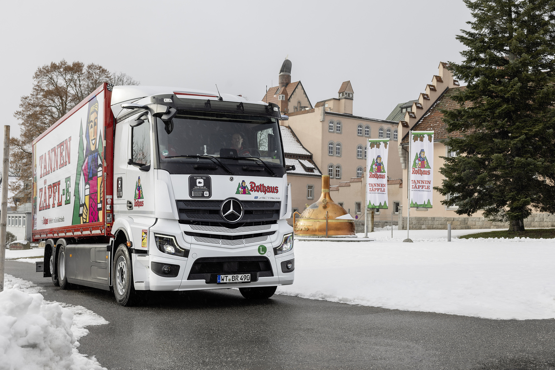 Electric power for the holiday season: Rothaus Brewery transports black forest fir to Brussels with the eActros 600