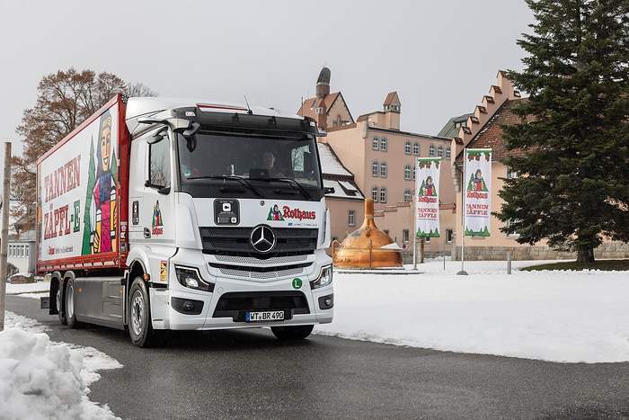 Electric power for the holiday season: Rothaus Brewery transports black forest fir to Brussels with the eActros 600