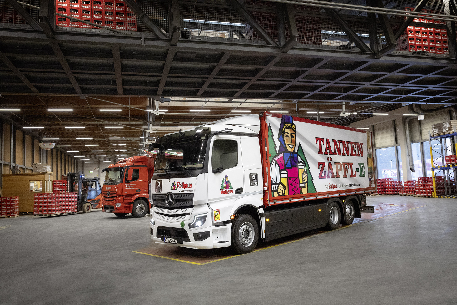 Electric power for the holiday season: Rothaus Brewery transports black forest fir to Brussels with the eActros 600