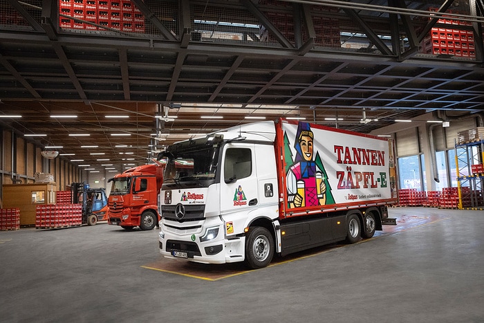 Electric power for the holiday season: Rothaus Brewery transports black forest fir to Brussels with the eActros 600