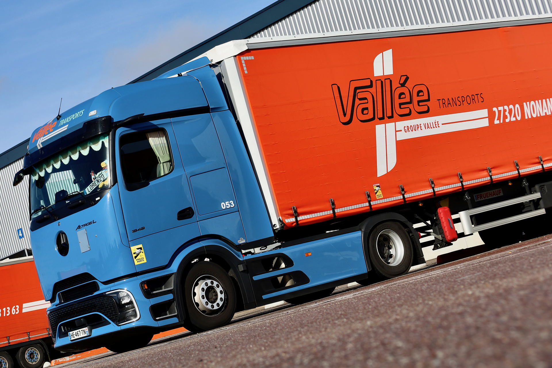 Transports Vallée in Frankreich setzt auf Zukunft: Erster Mercedes-Benz eActros 600 und 62 Actros L mit ProCabin