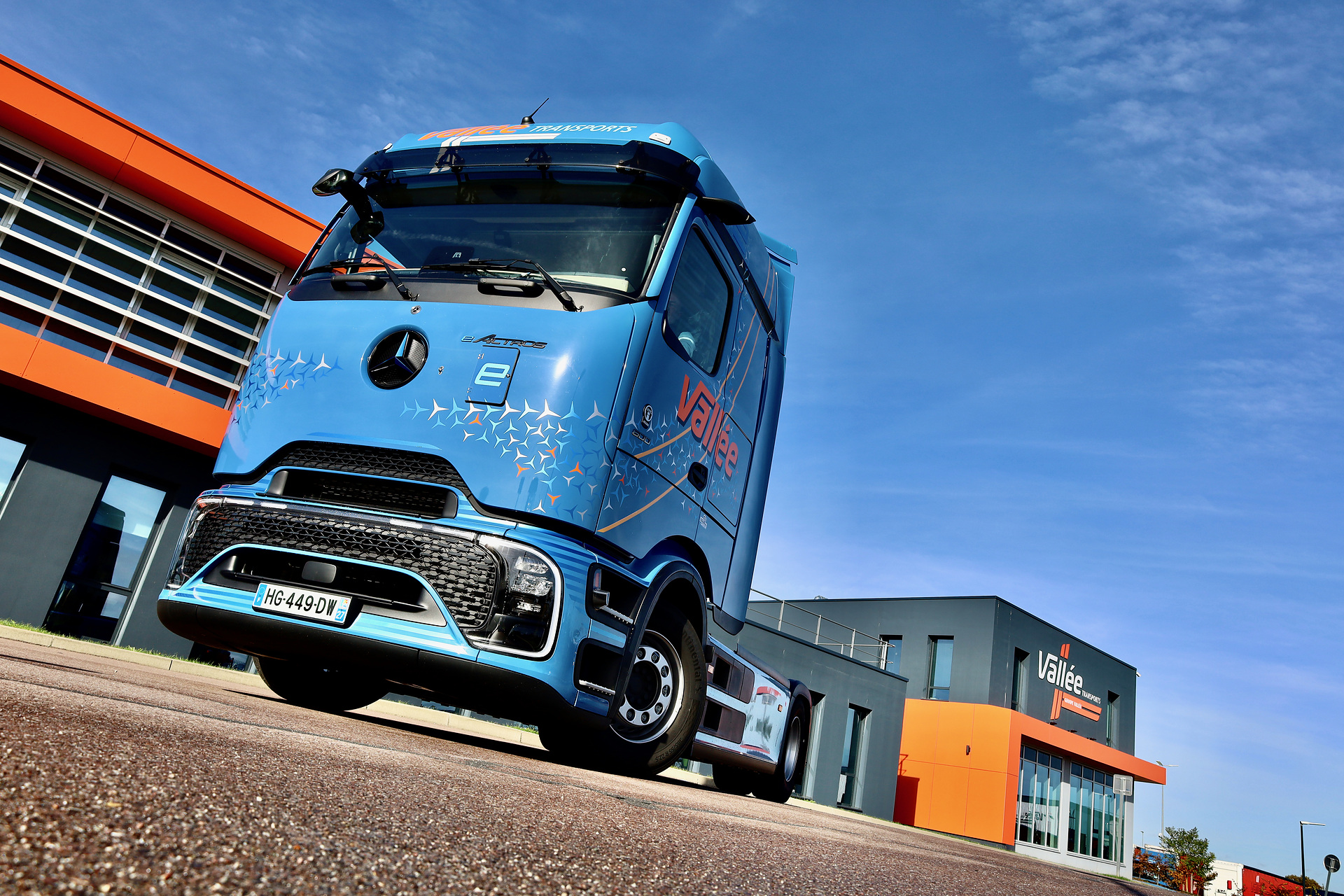 Transports Vallée in Frankreich setzt auf Zukunft: Erster Mercedes-Benz eActros 600 und 62 Actros L mit ProCabin