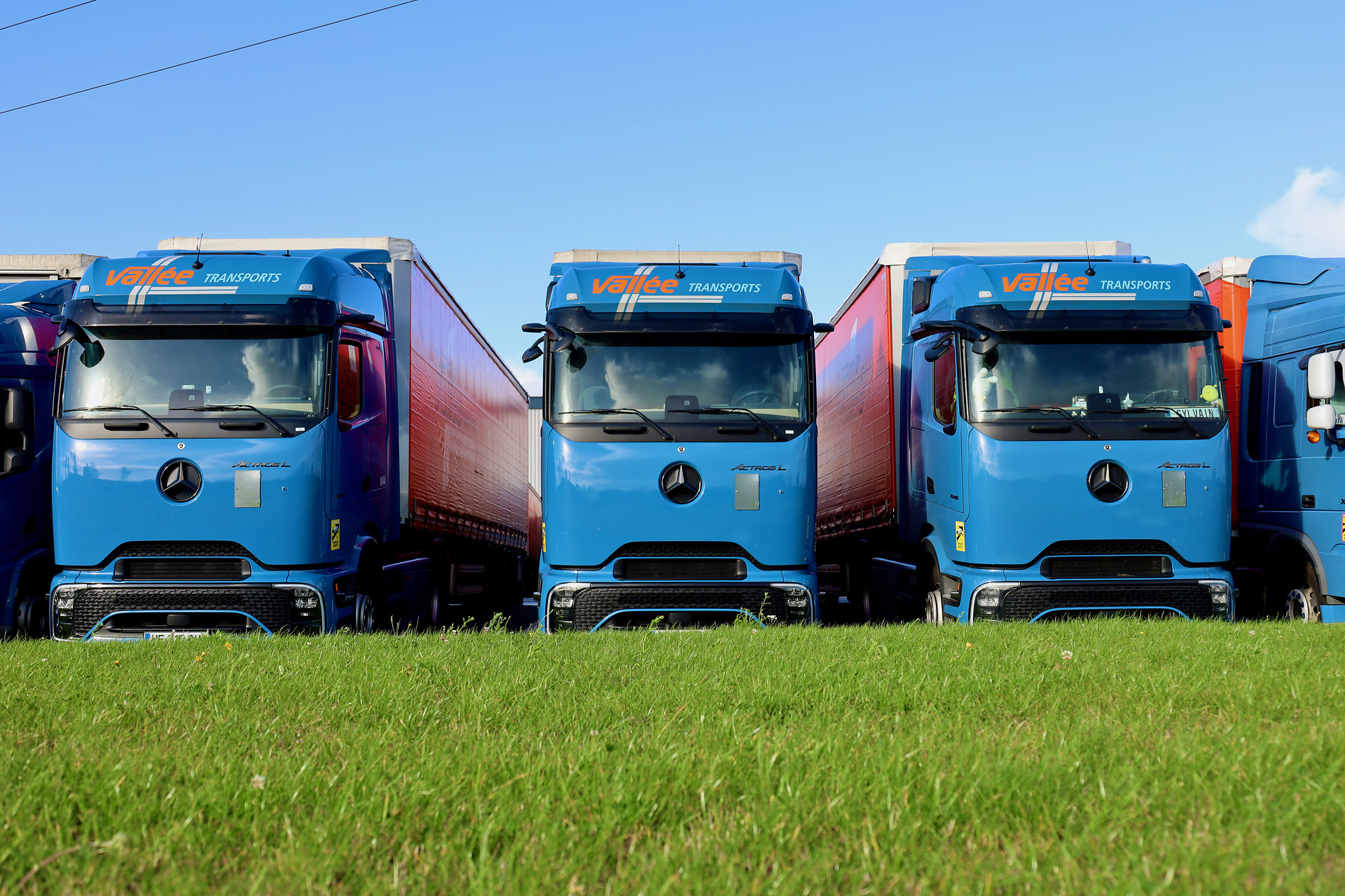 Transports Vallée in Frankreich setzt auf Zukunft: Erster Mercedes-Benz eActros 600 und 62 Actros L mit ProCabin