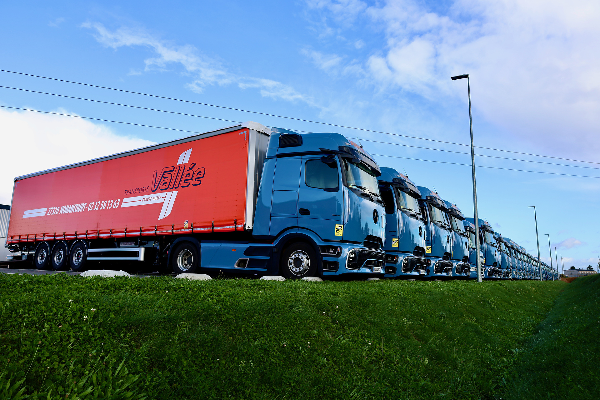 Transports Vallée in Frankreich setzt auf Zukunft: Erster Mercedes-Benz eActros 600 und 62 Actros L mit ProCabin