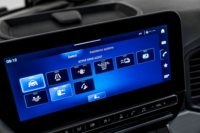 Daimler Truck presents Mercedes-Benz NextGenH2 Truck with small-series production planned from end of 2026