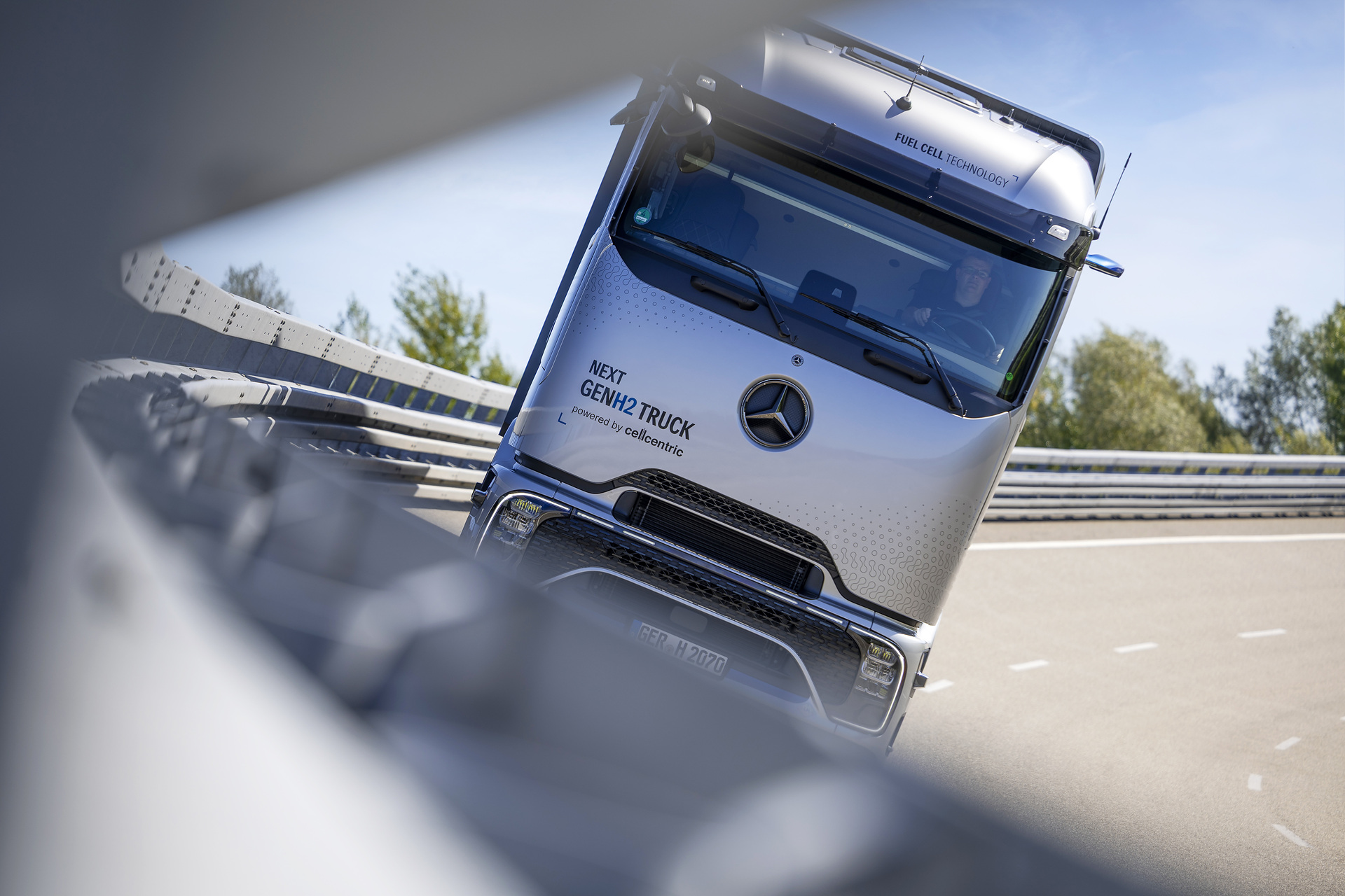 Daimler Truck presents Mercedes-Benz NextGenH2 Truck with small-series production planned from end of 2026