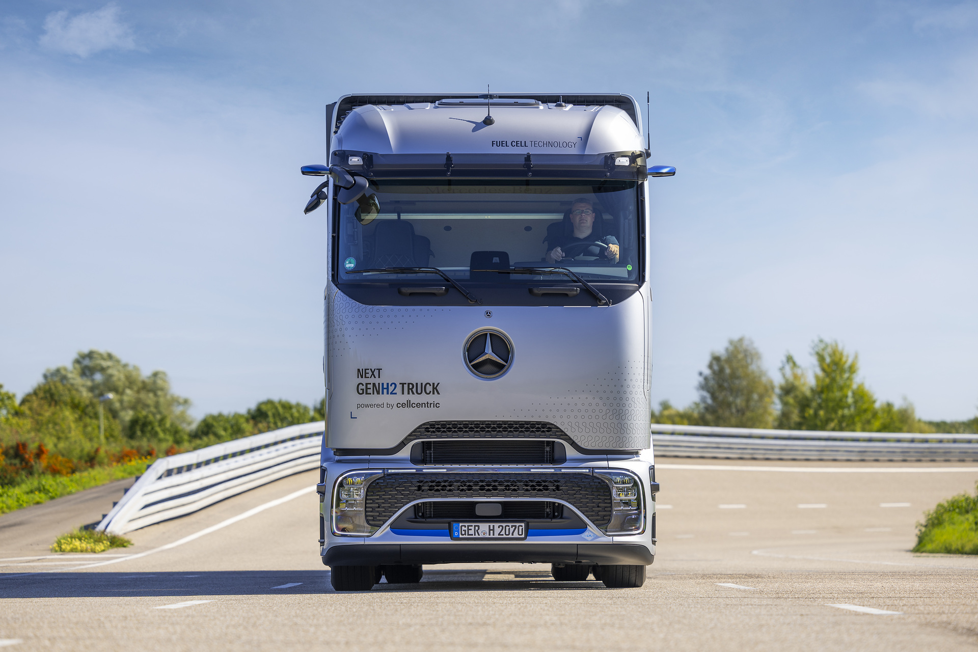 Daimler Truck presents Mercedes-Benz NextGenH2 Truck with small-series production planned from end of 2026