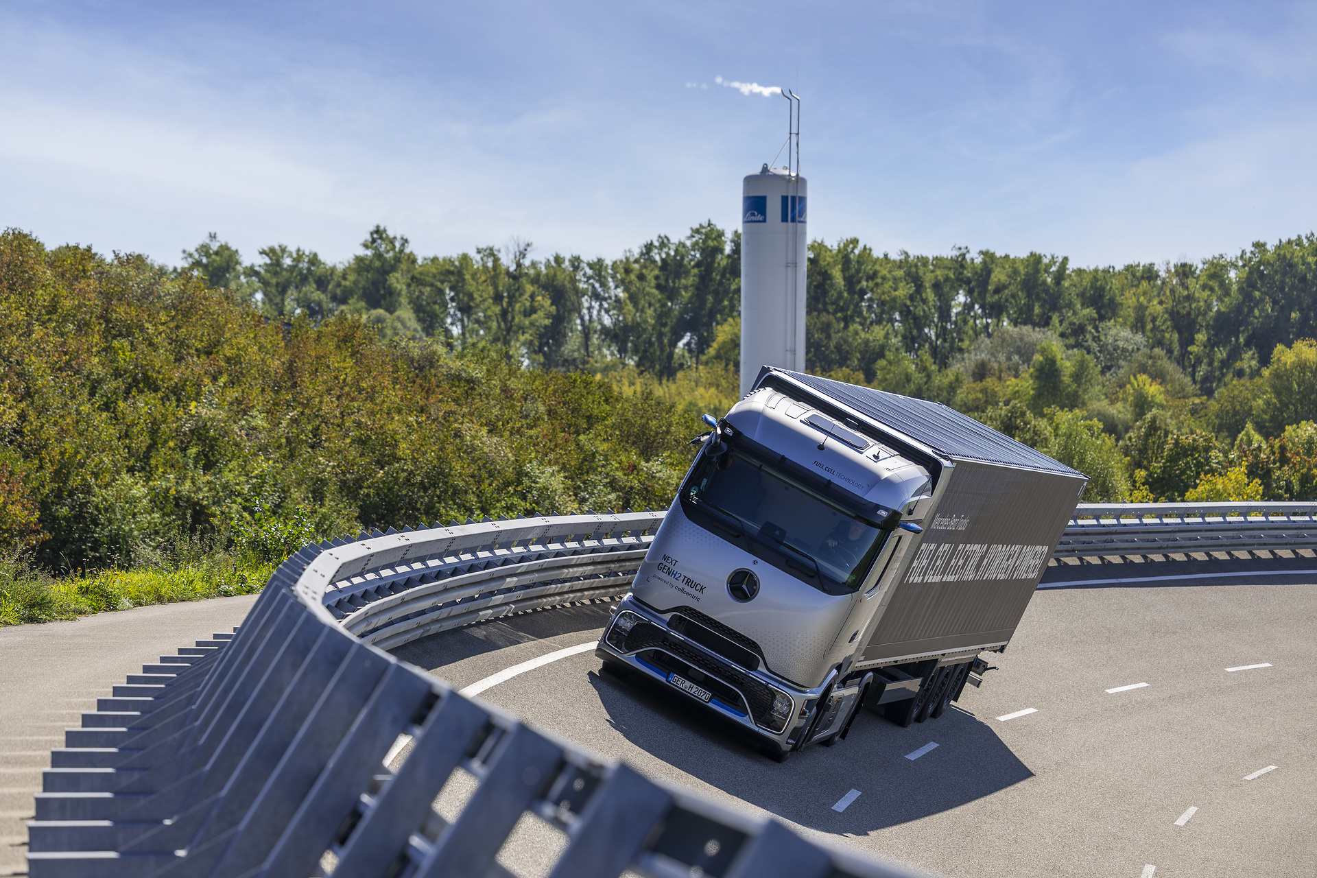 Daimler Truck presents Mercedes-Benz NextGenH2 Truck with small-series production planned from end of 2026