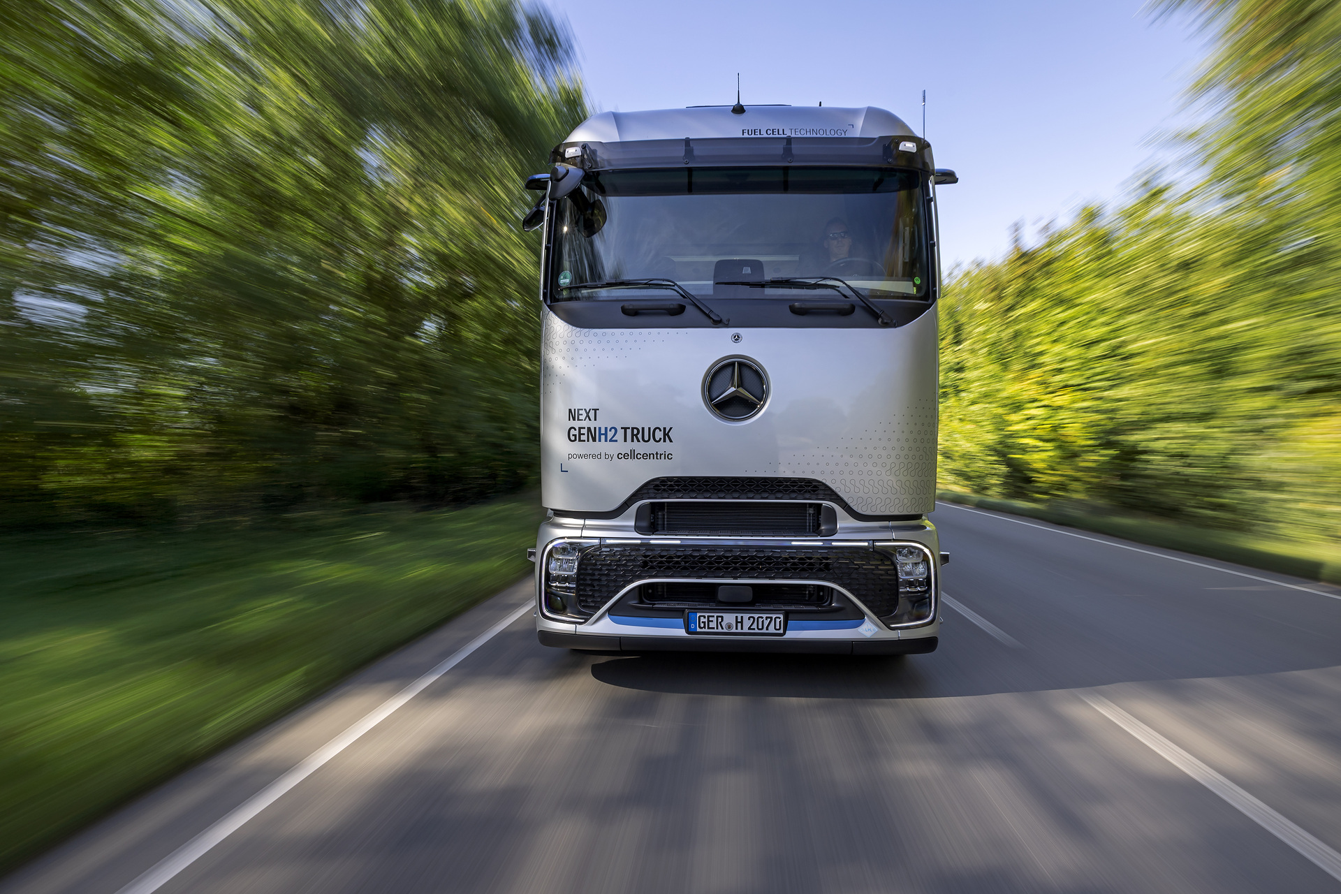 Daimler Truck presents Mercedes-Benz NextGenH2 Truck with small-series production planned from end of 2026