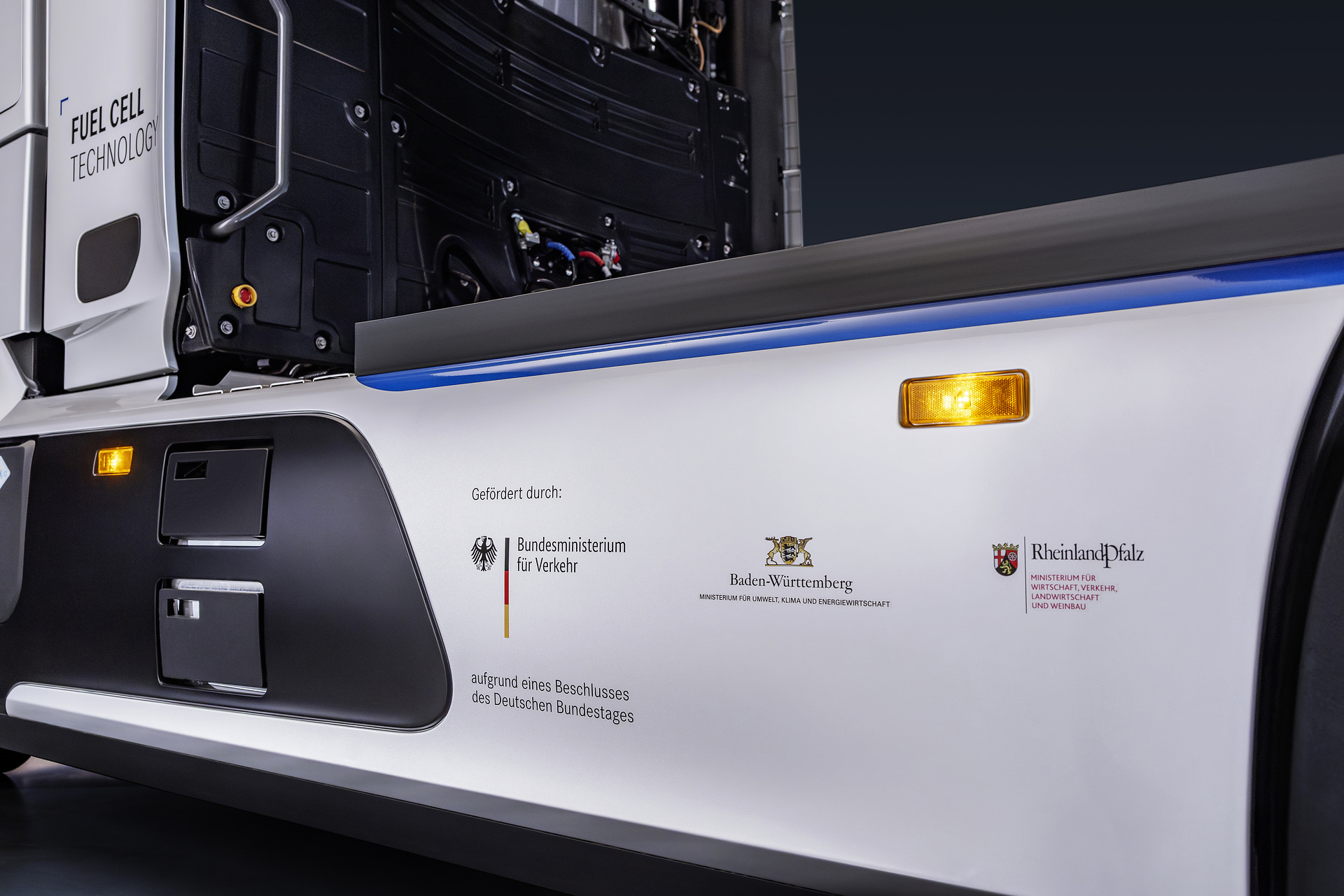 Daimler Truck presents Mercedes-Benz NextGenH2 Truck with small-series production planned from end of 2026