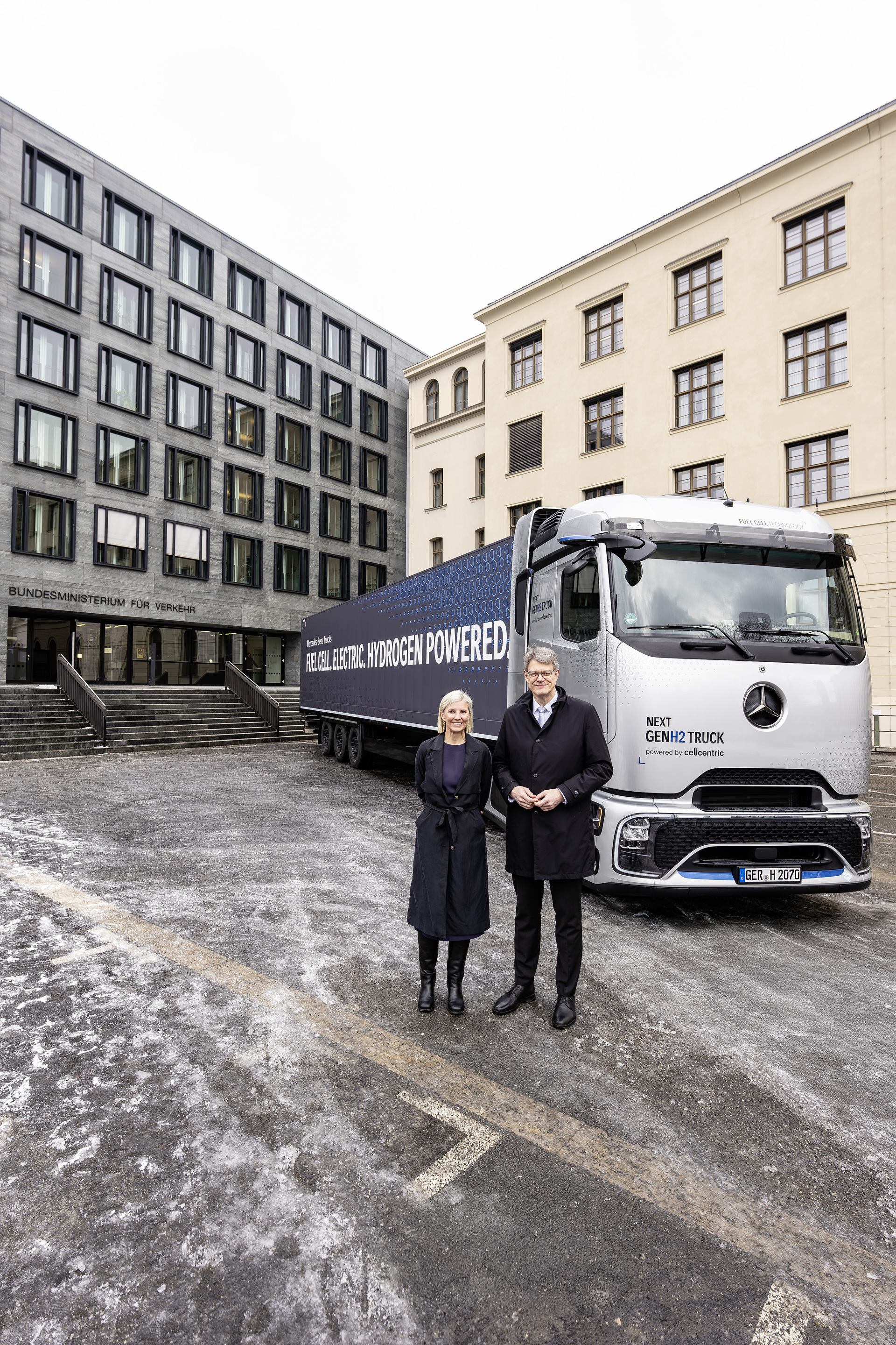 Hauptstadtbesuch: Daimler Truck präsentiert neuen Brennstoffzellen-Lkw und betont Zusammenarbeit zwischen Politik und Industrie bei Dekarbonisierung