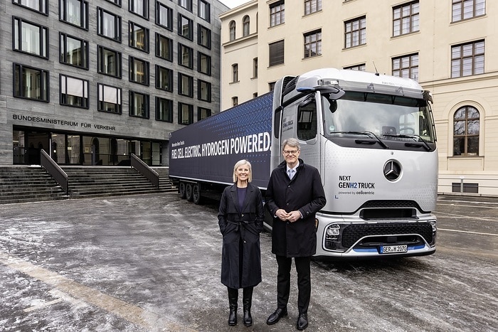 Hauptstadtbesuch: Daimler Truck präsentiert neuen Brennstoffzellen-Lkw und betont Zusammenarbeit zwischen Politik und Industrie bei Dekarbonisierung