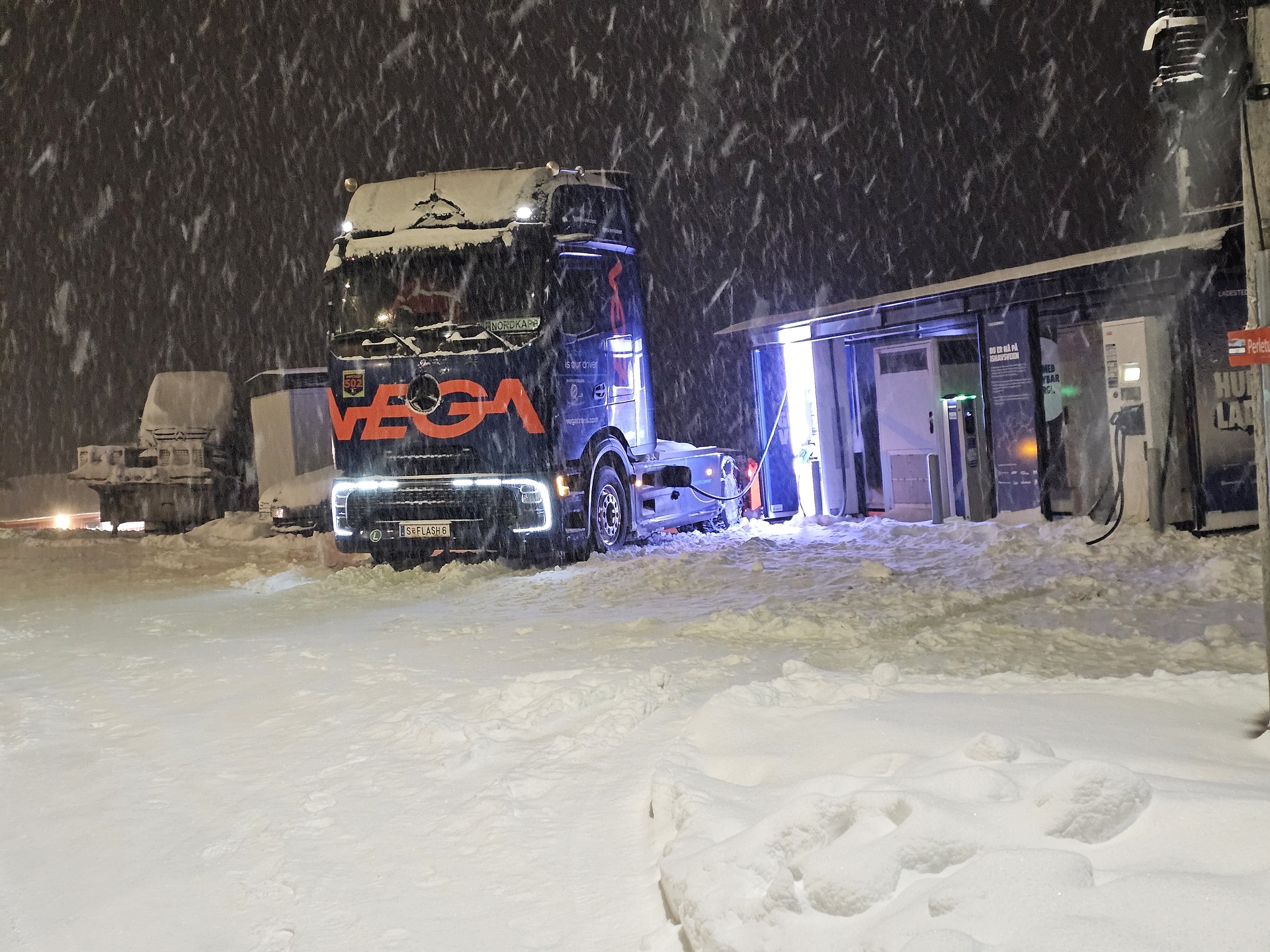 Premiere at the Arctic Circle: VEGA’s eActros 600 conquers the eNordkapp Challenge as the first battery-electric truck