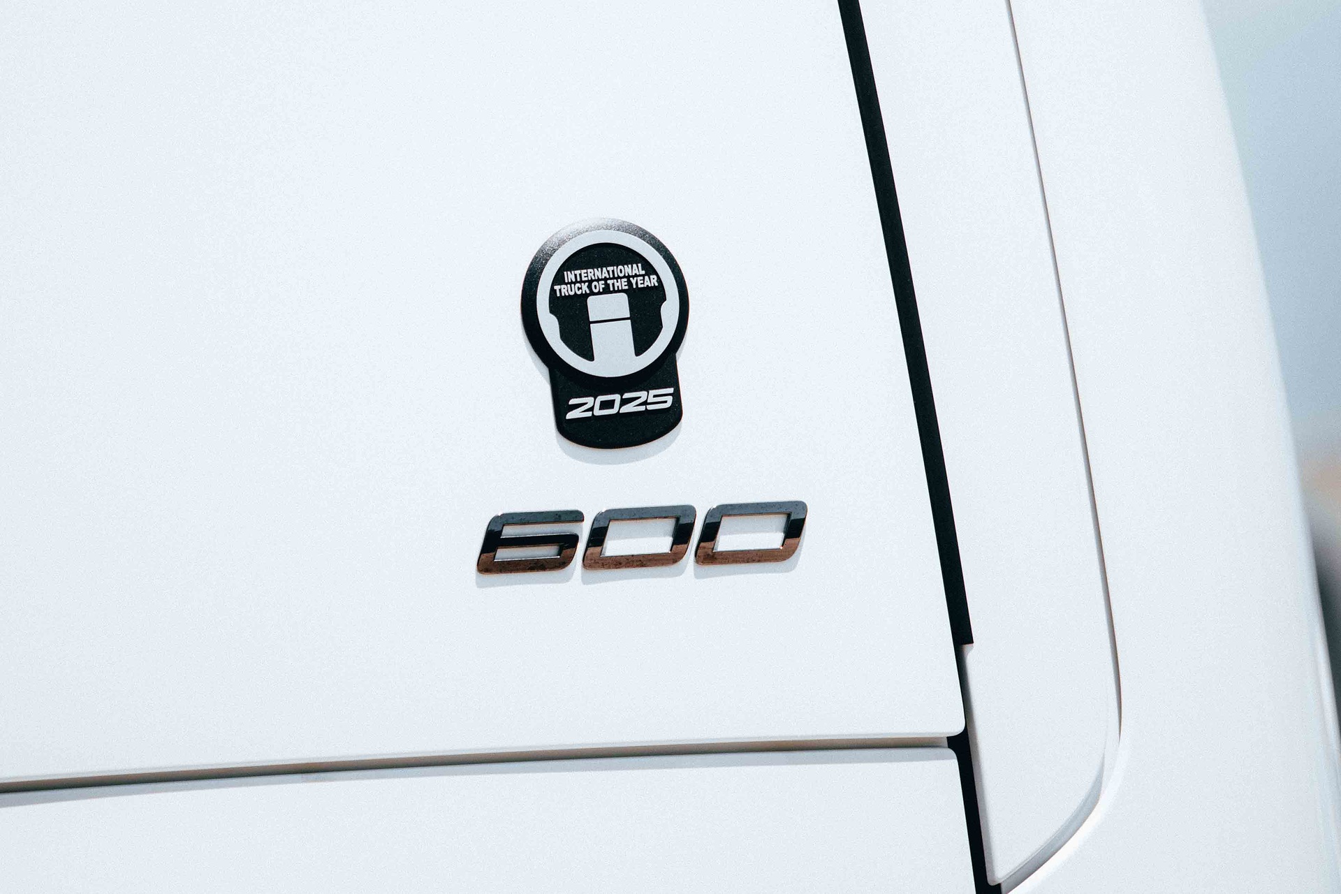 Battery-electric transport in Chile: First Mercedes-Benz eActros 600 delivered to customer