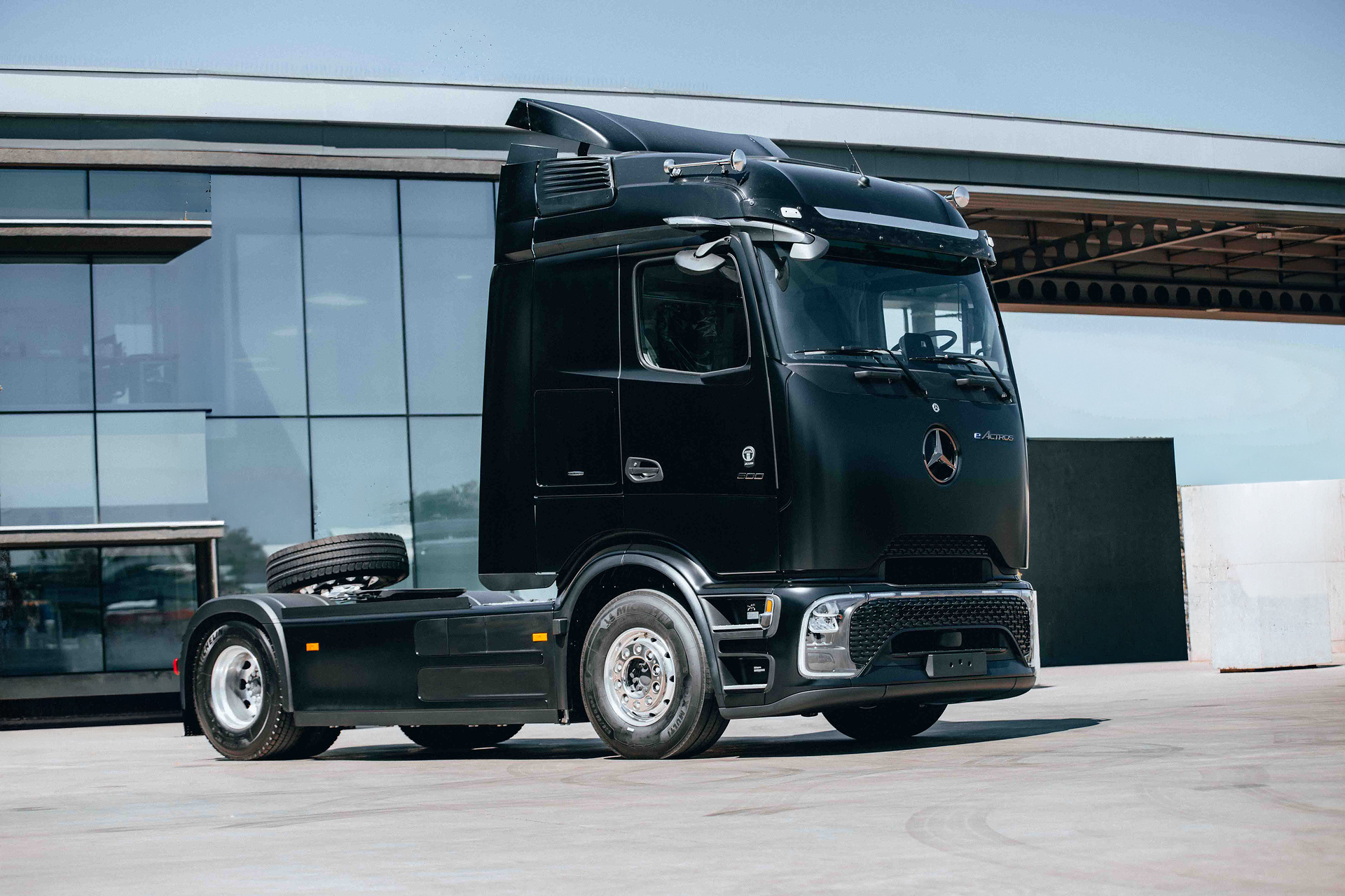 Battery-electric transport in Chile: First Mercedes-Benz eActros 600 delivered to customer