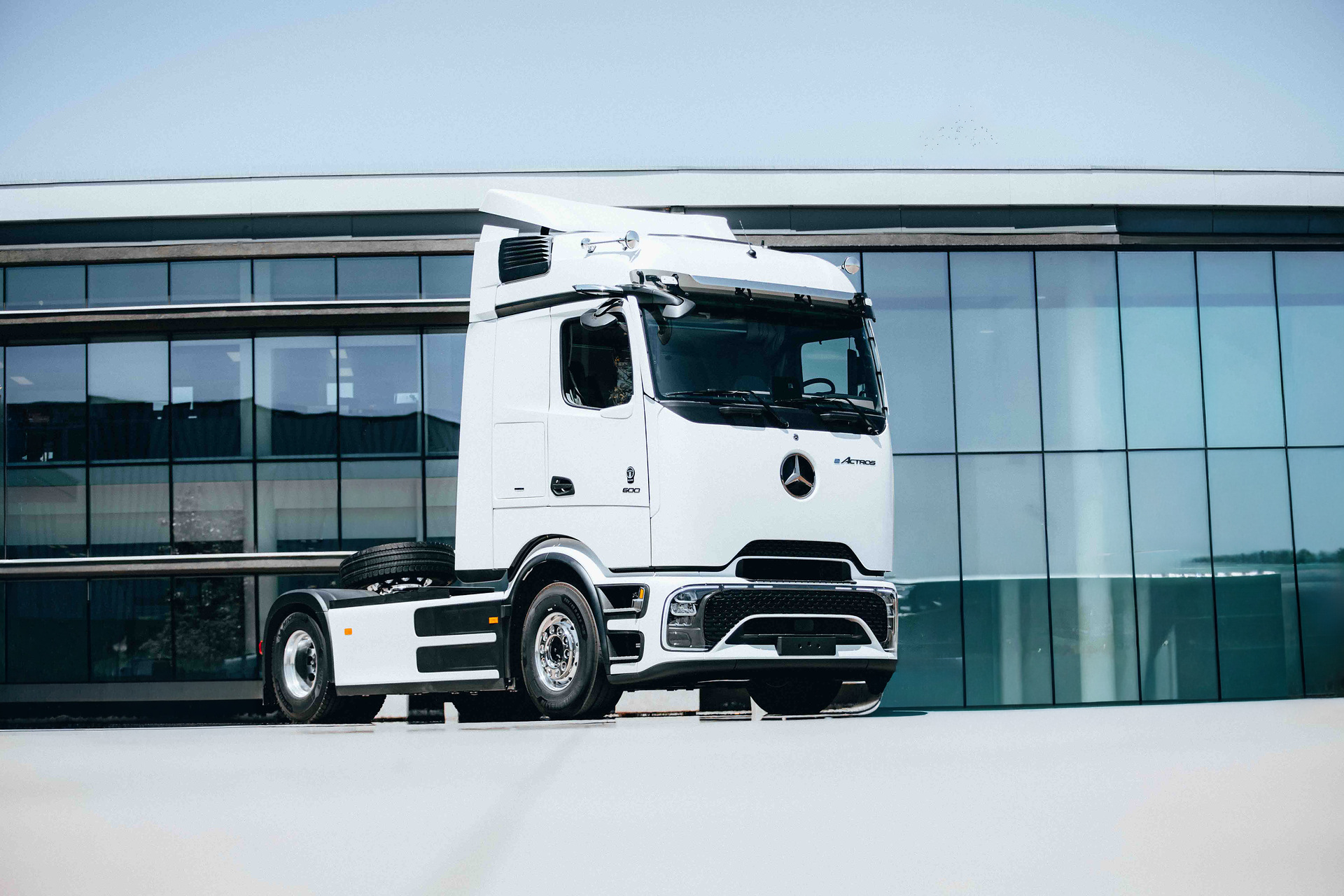 Battery-electric transport in Chile: First Mercedes-Benz eActros 600 delivered to customer