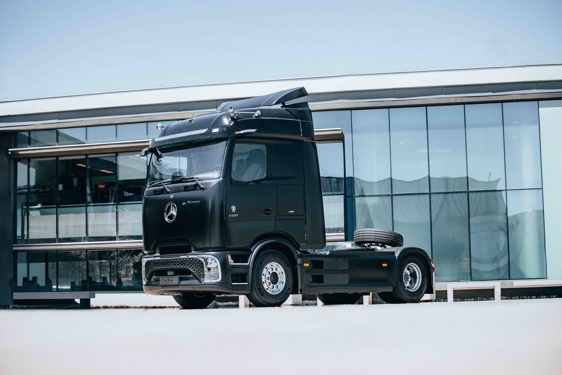 Battery-electric transport in Chile: First Mercedes-Benz eActros 600 delivered to customer