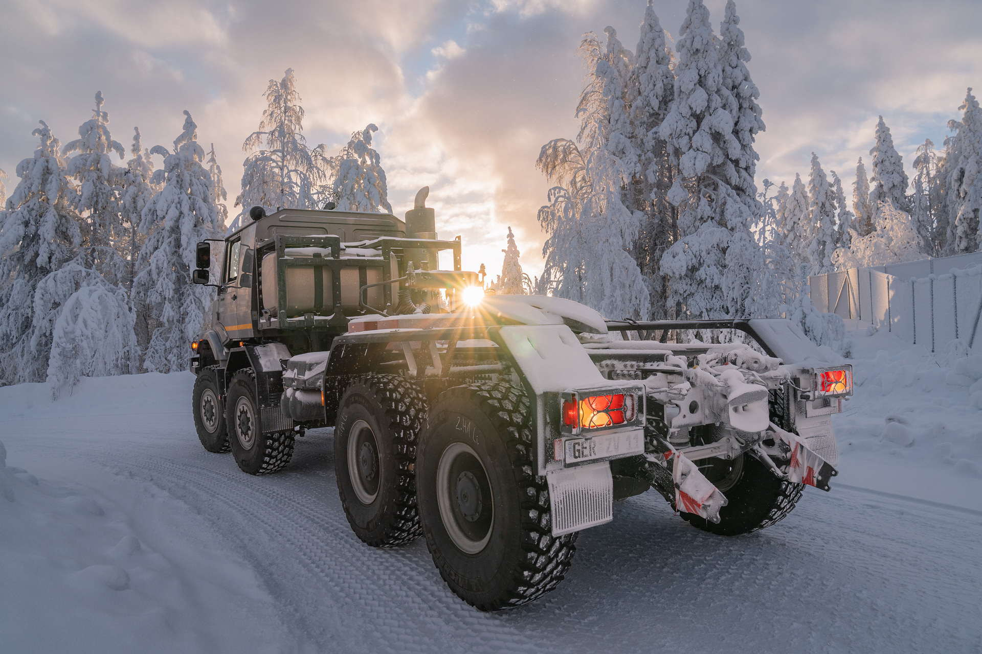 Grünes Licht am Polarkreis: Defence-Fahrzeuge von Daimler Truck bestehen Wintererprobung auf Eis und Schnee