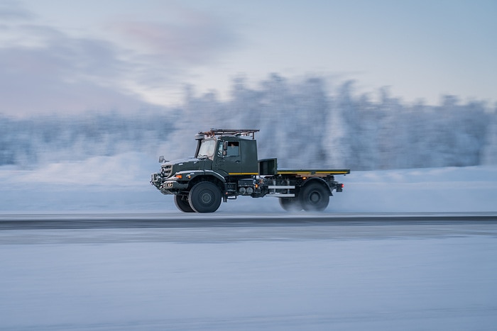 Grünes Licht am Polarkreis: Defence-Fahrzeuge von Daimler Truck bestehen Wintererprobung auf Eis und Schnee
