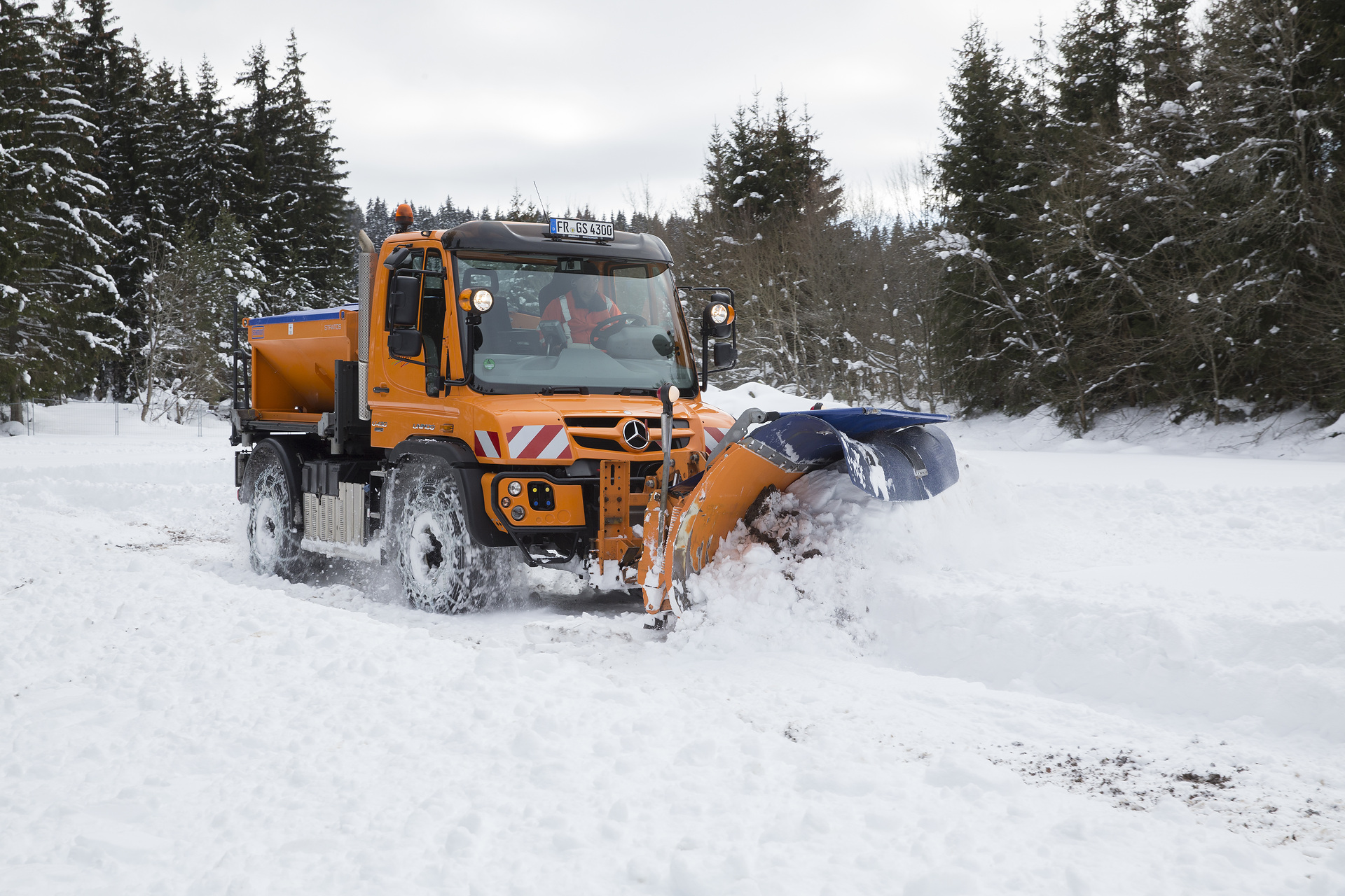 Precision in the Snow: Unimog at the Snowplow World Championship in Chambéry