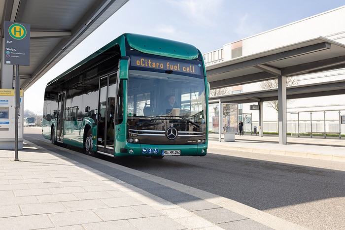 Maßstab für hohe Fahrgastkapazität und große Reichweite: Der vollelektrisch angetriebene Stadtbus eCitaro fuel cell von Mercedes--Benz mit Brennstoffzelle als Range Extender