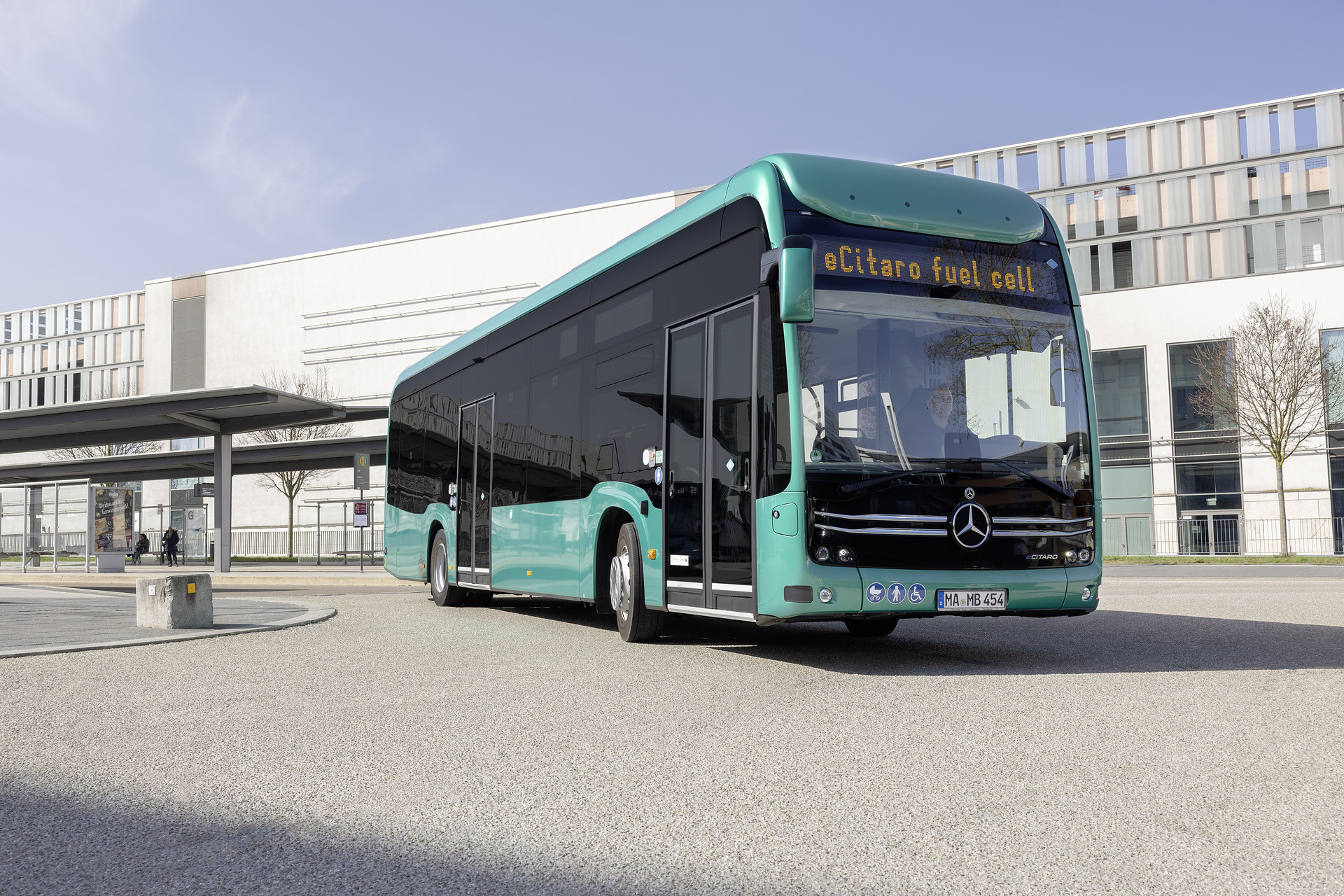 Maßstab für hohe Fahrgastkapazität und große Reichweite: Der vollelektrisch angetriebene Stadtbus eCitaro fuel cell von Mercedes--Benz mit Brennstoffzelle als Range Extender