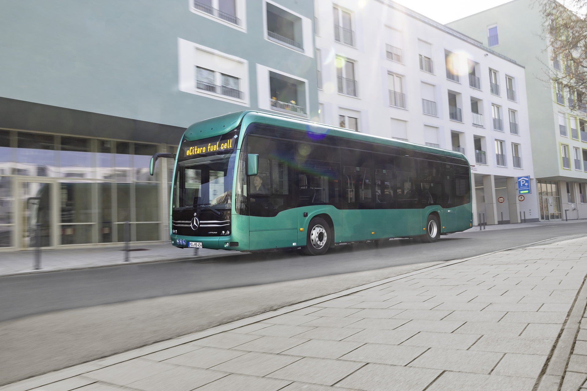 Maßstab für hohe Fahrgastkapazität und große Reichweite: Der vollelektrisch angetriebene Stadtbus eCitaro fuel cell von Mercedes--Benz mit Brennstoffzelle als Range Extender