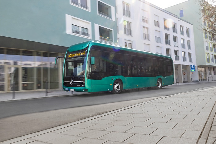 Maßstab für hohe Fahrgastkapazität und große Reichweite: Der vollelektrisch angetriebene Stadtbus eCitaro fuel cell von Mercedes--Benz mit Brennstoffzelle als Range Extender