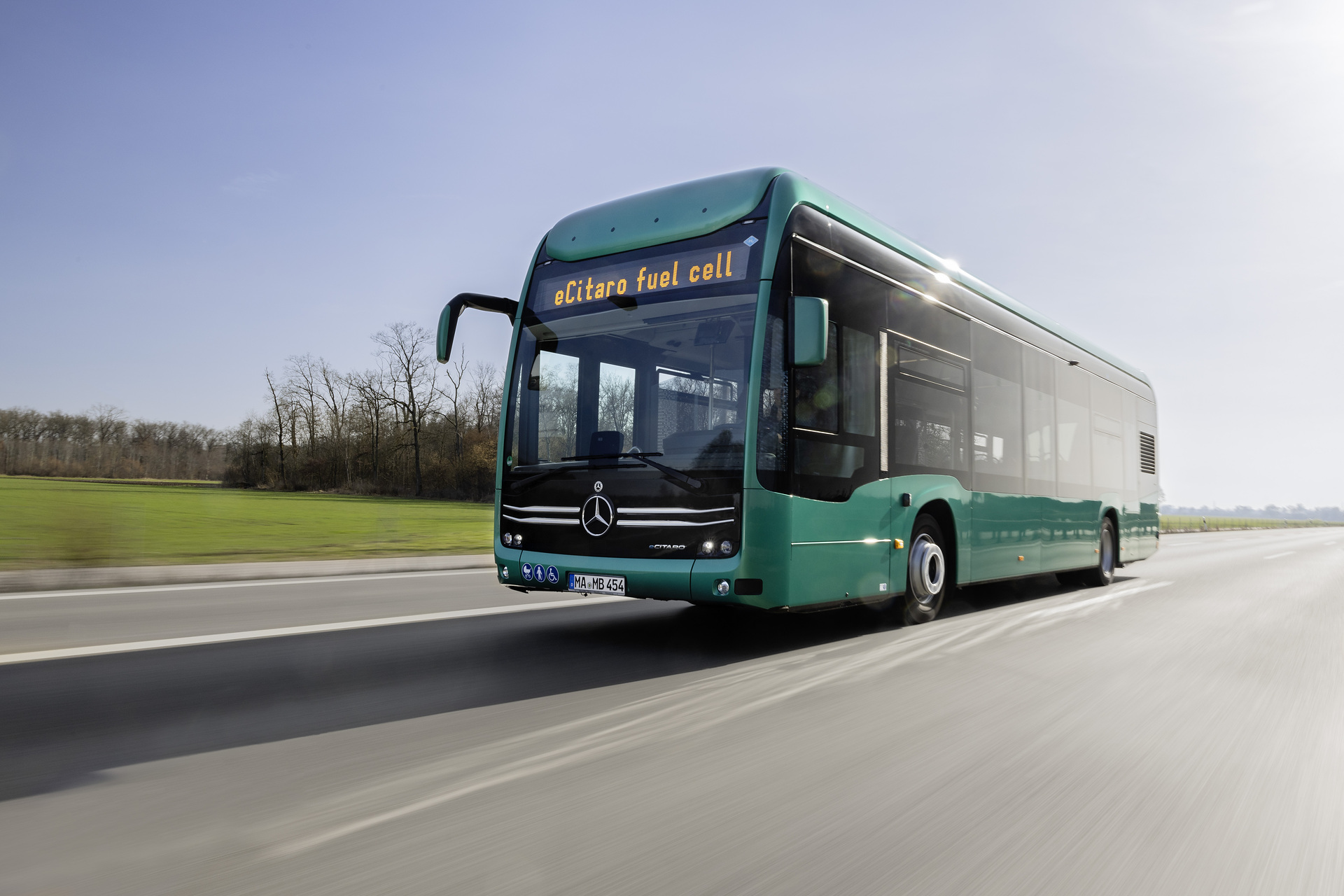 Maßstab für hohe Fahrgastkapazität und große Reichweite: Der vollelektrisch angetriebene Stadtbus eCitaro fuel cell von Mercedes--Benz mit Brennstoffzelle als Range Extender