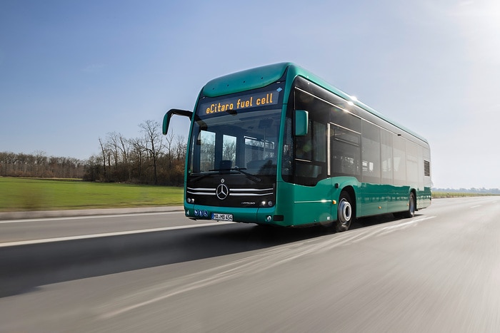Maßstab für hohe Fahrgastkapazität und große Reichweite: Der vollelektrisch angetriebene Stadtbus eCitaro fuel cell von Mercedes--Benz mit Brennstoffzelle als Range Extender