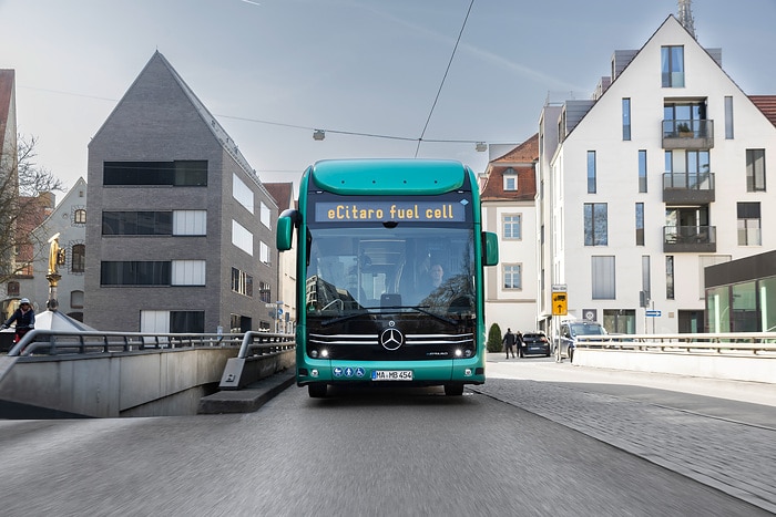 Maßstab für hohe Fahrgastkapazität und große Reichweite: Der vollelektrisch angetriebene Stadtbus eCitaro fuel cell von Mercedes--Benz mit Brennstoffzelle als Range Extender