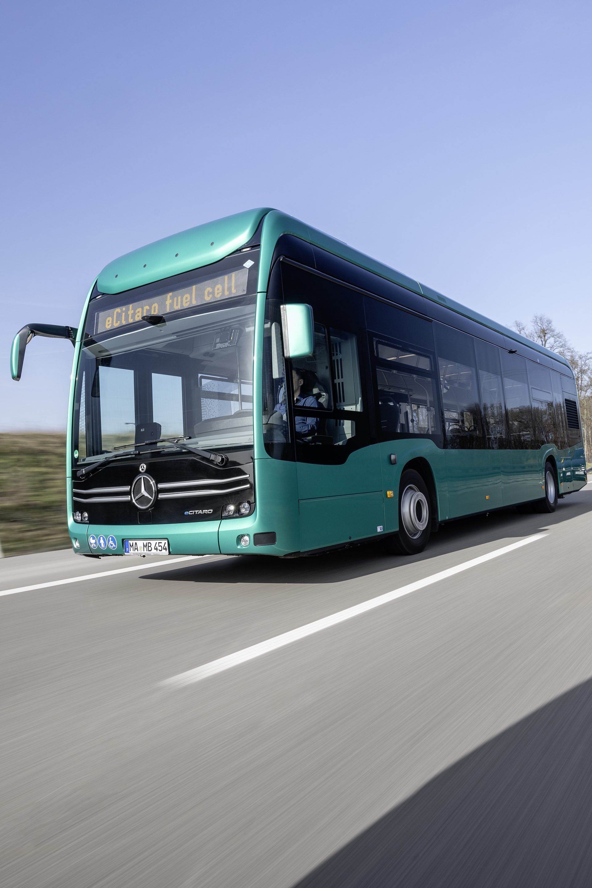 Maßstab für hohe Fahrgastkapazität und große Reichweite: Der vollelektrisch angetriebene Stadtbus eCitaro fuel cell von Mercedes--Benz mit Brennstoffzelle als Range Extender