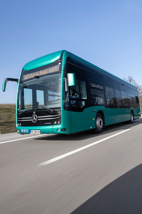 Maßstab für hohe Fahrgastkapazität und große Reichweite: Der vollelektrisch angetriebene Stadtbus eCitaro fuel cell von Mercedes--Benz mit Brennstoffzelle als Range Extender