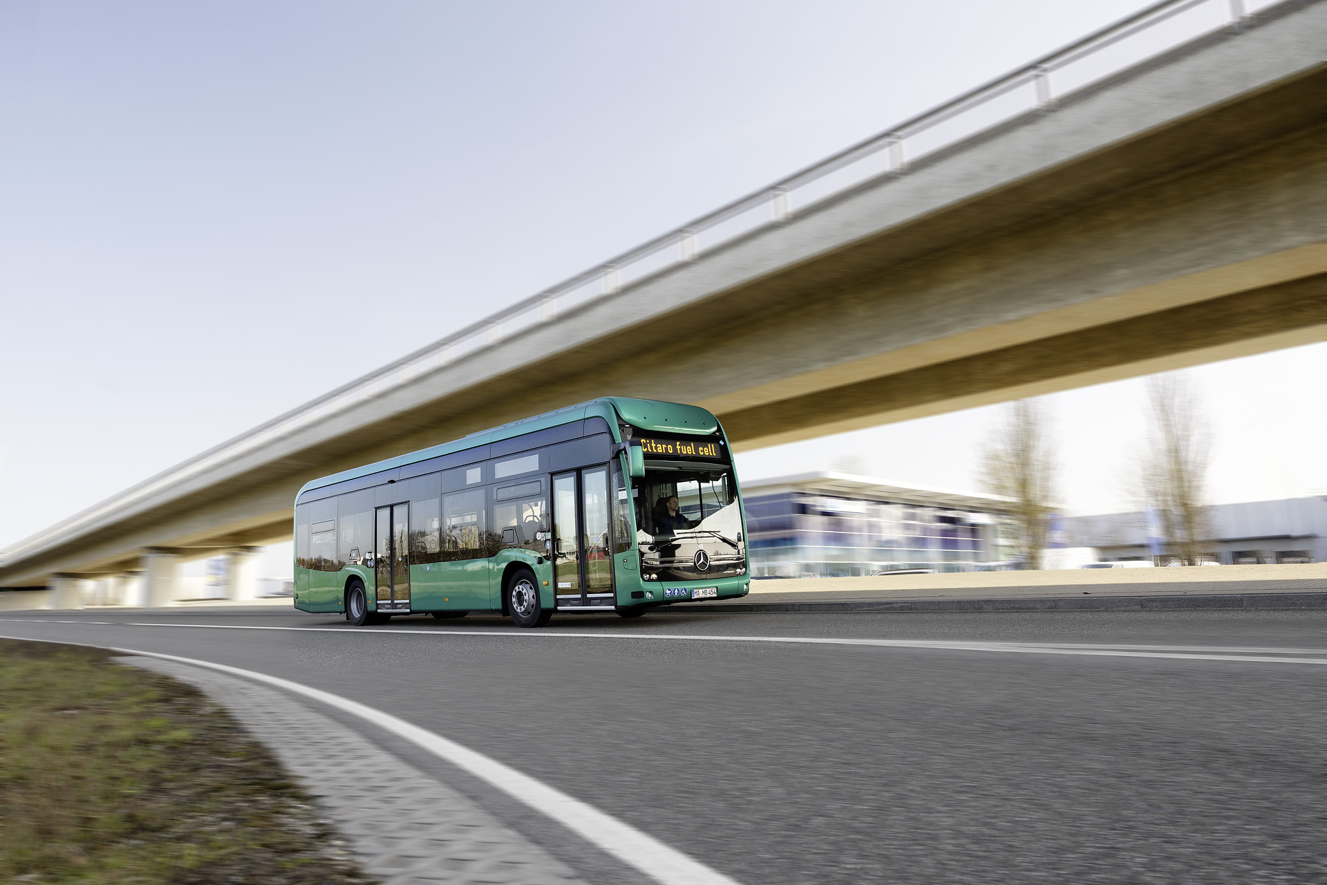 Maßstab für hohe Fahrgastkapazität und große Reichweite: Der vollelektrisch angetriebene Stadtbus eCitaro fuel cell von Mercedes--Benz mit Brennstoffzelle als Range Extender