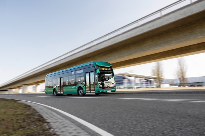Maßstab für hohe Fahrgastkapazität und große Reichweite: Der vollelektrisch angetriebene Stadtbus eCitaro fuel cell von Mercedes--Benz mit Brennstoffzelle als Range Extender