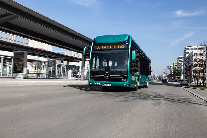 Maßstab für hohe Fahrgastkapazität und große Reichweite: Der vollelektrisch angetriebene Stadtbus eCitaro fuel cell von Mercedes--Benz mit Brennstoffzelle als Range Extender