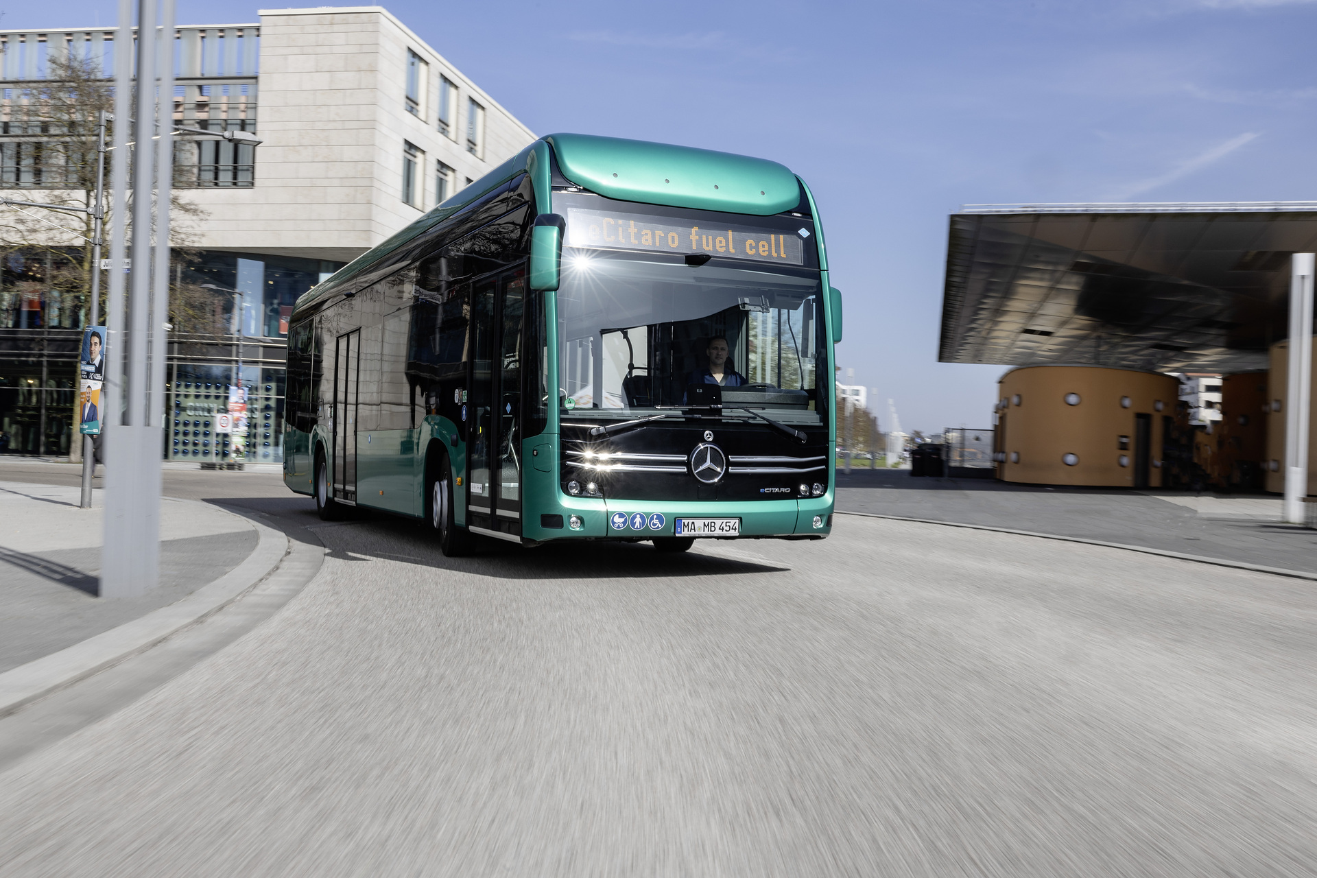 Maßstab für hohe Fahrgastkapazität und große Reichweite: Der vollelektrisch angetriebene Stadtbus eCitaro fuel cell von Mercedes--Benz mit Brennstoffzelle als Range Extender