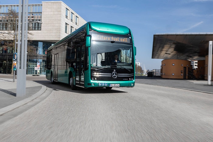 Maßstab für hohe Fahrgastkapazität und große Reichweite: Der vollelektrisch angetriebene Stadtbus eCitaro fuel cell von Mercedes--Benz mit Brennstoffzelle als Range Extender