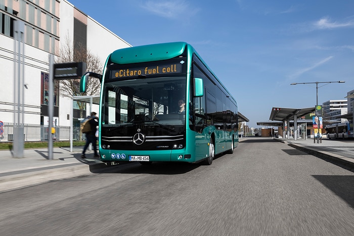 Maßstab für hohe Fahrgastkapazität und große Reichweite: Der vollelektrisch angetriebene Stadtbus eCitaro fuel cell von Mercedes--Benz mit Brennstoffzelle als Range Extender