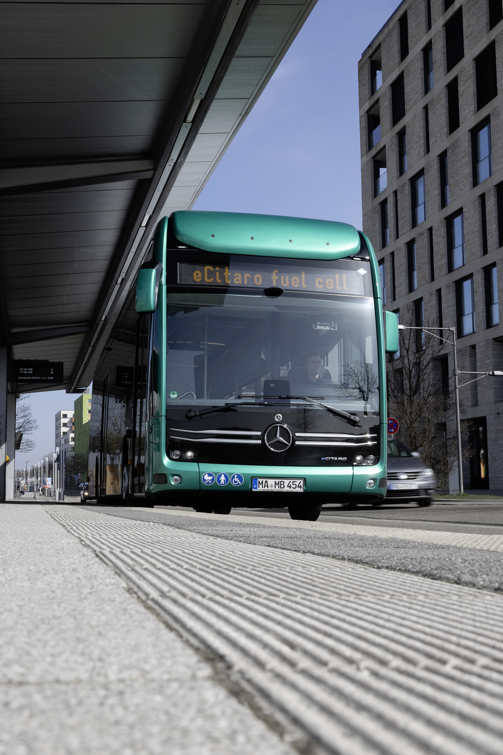 Maßstab für hohe Fahrgastkapazität und große Reichweite: Der vollelektrisch angetriebene Stadtbus eCitaro fuel cell von Mercedes--Benz mit Brennstoffzelle als Range Extender