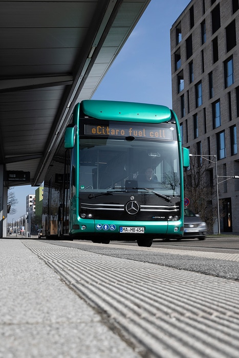 Maßstab für hohe Fahrgastkapazität und große Reichweite: Der vollelektrisch angetriebene Stadtbus eCitaro fuel cell von Mercedes--Benz mit Brennstoffzelle als Range Extender