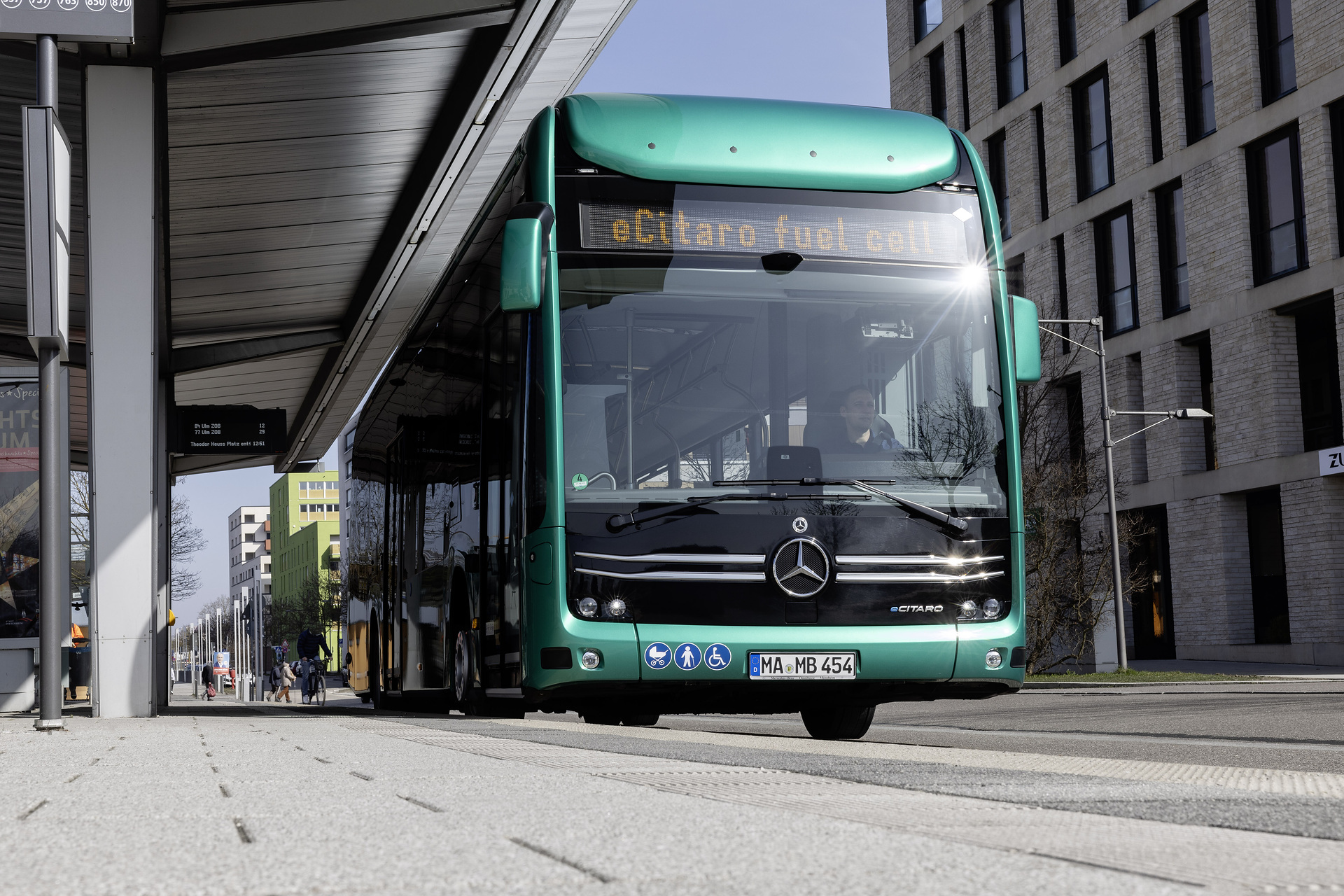 Maßstab für hohe Fahrgastkapazität und große Reichweite: Der vollelektrisch angetriebene Stadtbus eCitaro fuel cell von Mercedes--Benz mit Brennstoffzelle als Range Extender