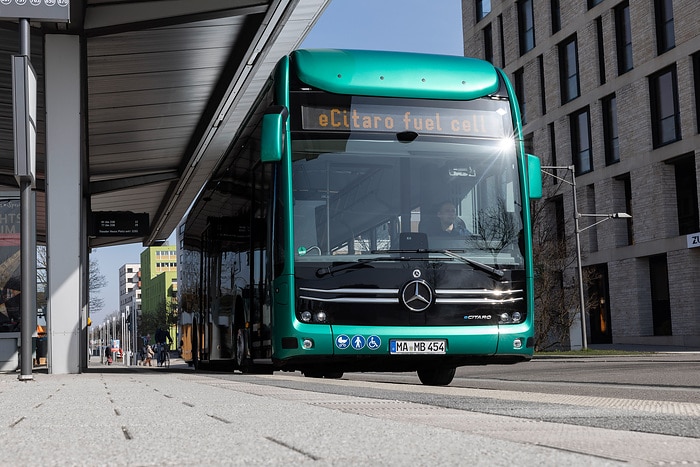 Maßstab für hohe Fahrgastkapazität und große Reichweite: Der vollelektrisch angetriebene Stadtbus eCitaro fuel cell von Mercedes--Benz mit Brennstoffzelle als Range Extender