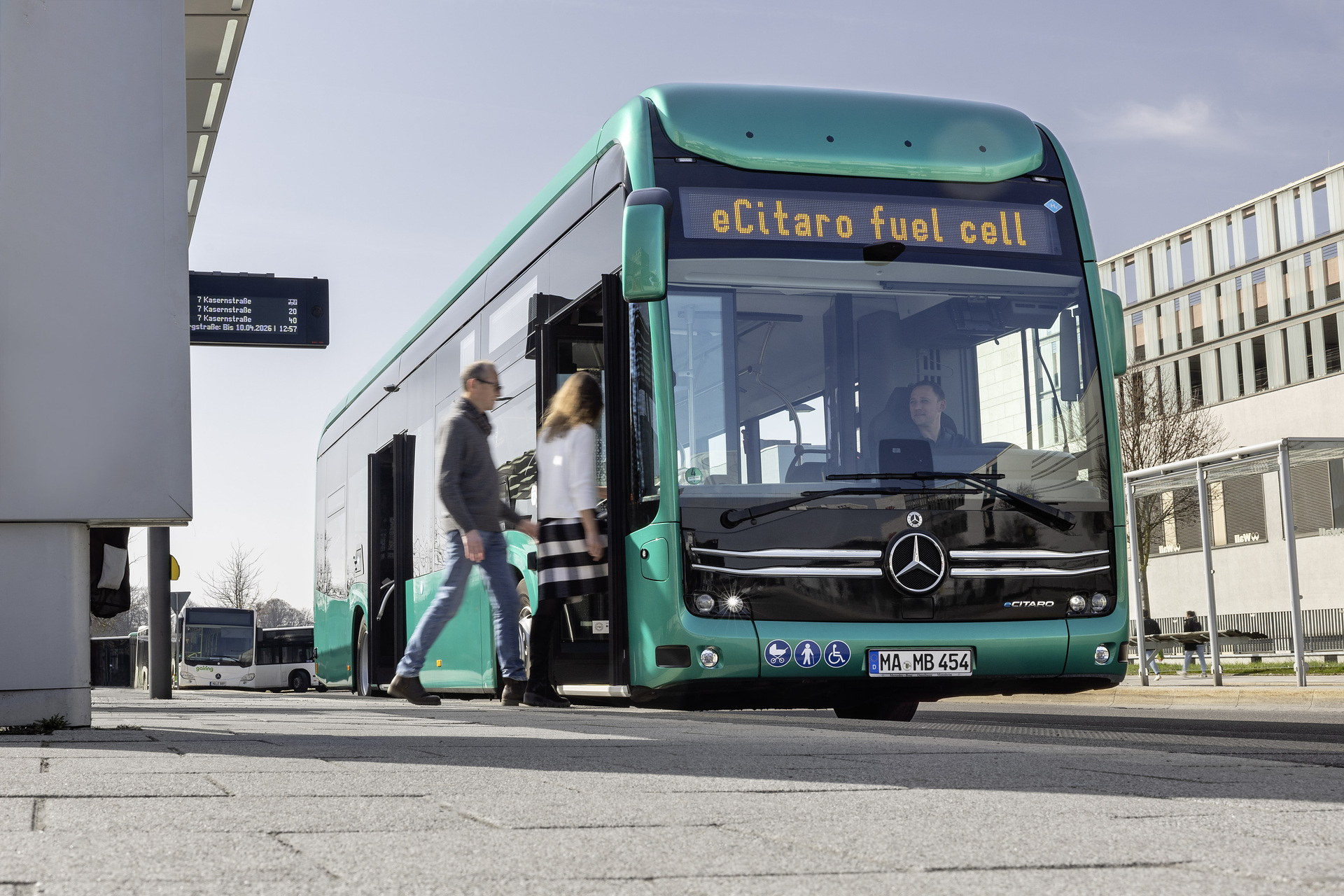 Maßstab für hohe Fahrgastkapazität und große Reichweite: Der vollelektrisch angetriebene Stadtbus eCitaro fuel cell von Mercedes--Benz mit Brennstoffzelle als Range Extender