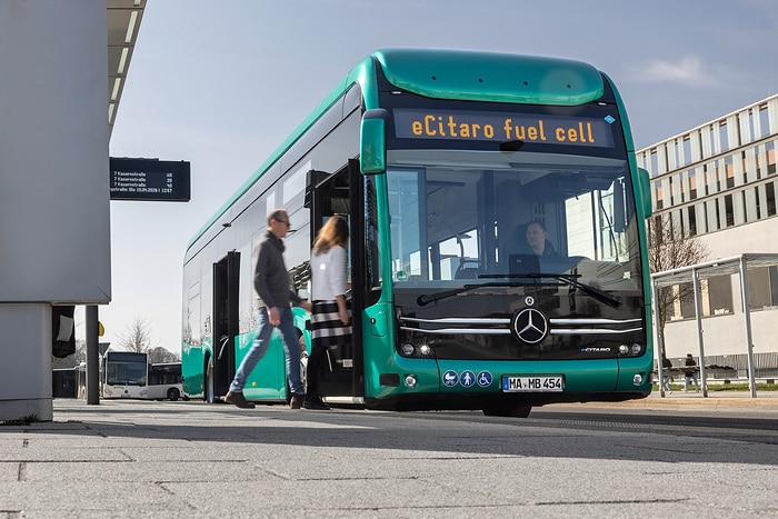 Maßstab für hohe Fahrgastkapazität und große Reichweite: Der vollelektrisch angetriebene Stadtbus eCitaro fuel cell von Mercedes--Benz mit Brennstoffzelle als Range Extender